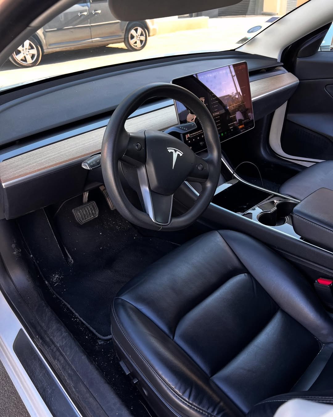 Tesla avant nettoyage intérieur à Perpignan - APC Services 66